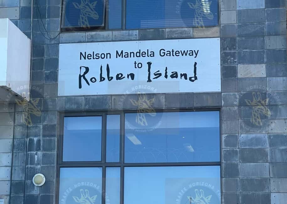 imagem n.1 de Cidade do Cabo: Ferry para Robben Island com ingresso para a prisão e passeio atividade em Cidade do Cabo, carregada pelo fornecedor