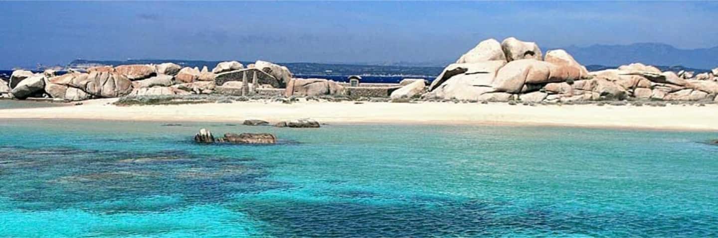 Image N°5 de Croisière d'une journée vers les îles Cerbicales et Lavezzi avec déjeuner activité à Bonifacio, publiée par le prestataire
