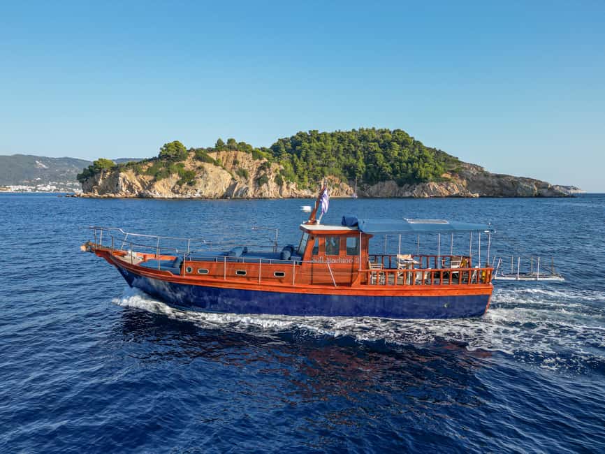 imagen n.º 14 de Skiathos: Crucero tradicional en barco con paradas para nadar y almuerzo actividad en Ciudad de Skiathos, subida por el proveedor