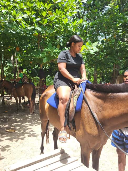 imagem n.5 de Ocho Rios: Rafting no rio Bamboo e cavalgadas atividade em Clarendon, carregada pelo fornecedor