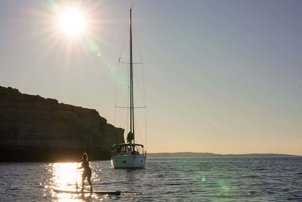 imagem n.16 de Portimão: Cruzeiro de luxo em iate a vela com opção de pôr do sol atividade em Benagil, carregada pelo fornecedor