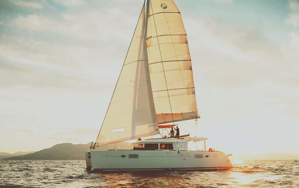 Immagine nº 2 di Rethymno: Crociera in catamarano al tramonto con vino e snack attività a Rethymno, caricata dal fornitore