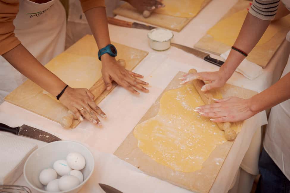 Image N°18 de Rome : Cours de cuisine de pâtes fettuccine dans le centre ville de Rome activité à Rome, publiée par le prestataire