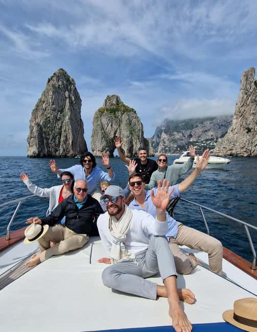 Immagine nº 1 di Capri: tour esclusivo in barca delle gemme nascoste con bagno attività a Anacapri, caricata dal fornitore