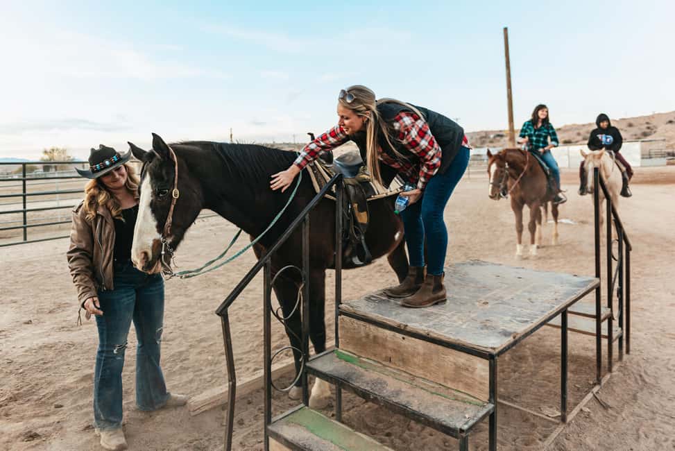 Image N°3 de Au départ de Las Vegas : Randonnée à cheval au coucher du soleil dans le désert avec dîner barbecue activité à Las Vegas, publiée par le prestataire