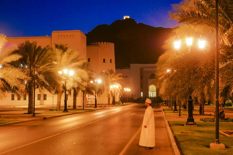 Immagine nº 2 di Muscat: tour guidato serale della città in Van attività a Mascate, caricata dal fornitore