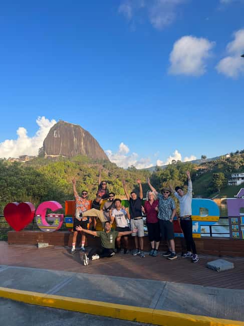 imagem n.1 de Medellín: Excursão a Guatapé com ingresso para a rocha Penol e passeio de barco atividade em Antioquia, carregada pelo fornecedor