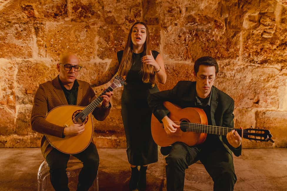 imagem n.2 de Lisboa: Espetáculo de Fado e Vinho dentro das Muralhas Medievais atividade em Lisboa, carregada pelo fornecedor