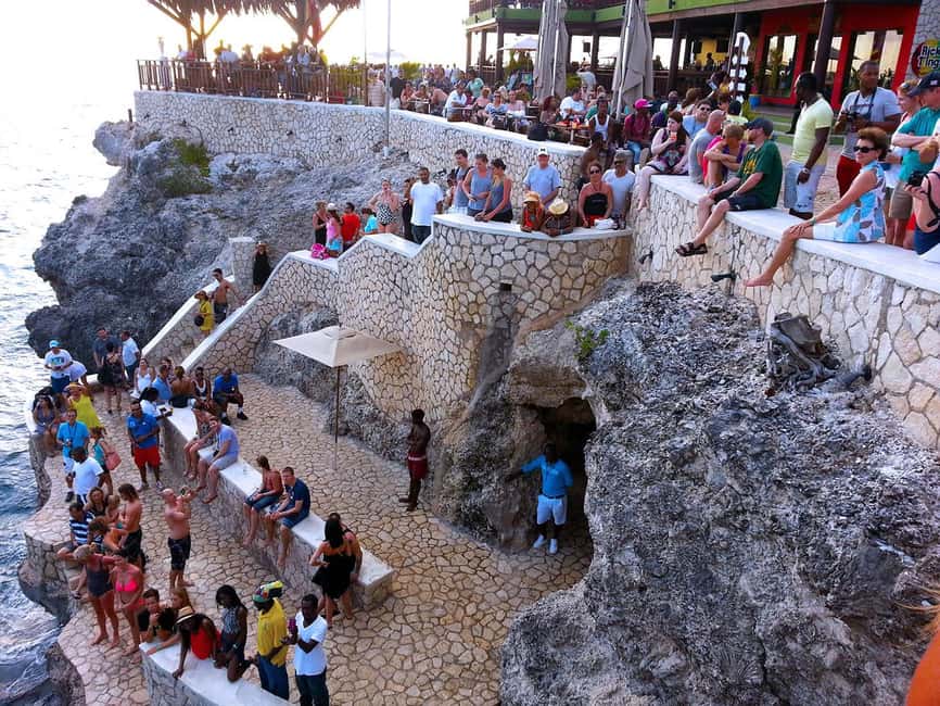 imagem n.1 de Montego Bay: Excursão de um dia à praia de Negril e passeio ao pôr do sol no Rick's Cafe atividade em Negril, carregada pelo fornecedor