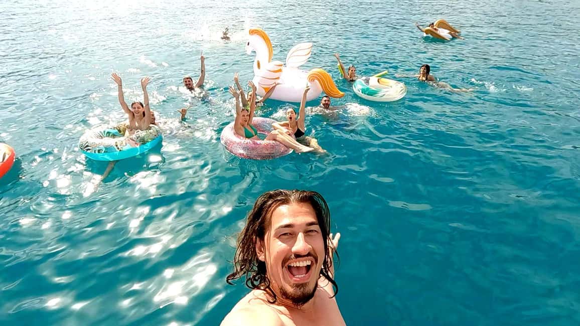 afbeelding n.1 van Athene: eilandcruise met zwemmen. DJ, lunch en drankjes inbegrepen. activiteit in Centraal-Griekenland, geüpload door aanbieder