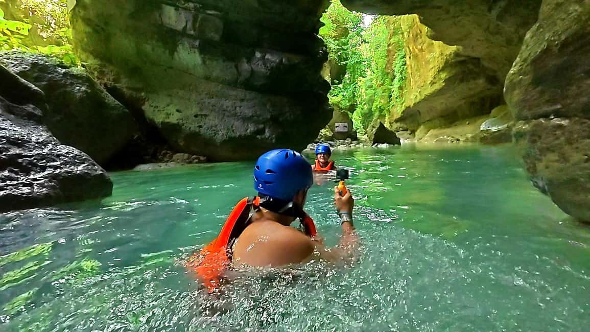 imagem n.18 de Cebu: Natação com tubarões-baleia e excursão de canoagem em Kawasan atividade em Badian, carregada pelo fornecedor