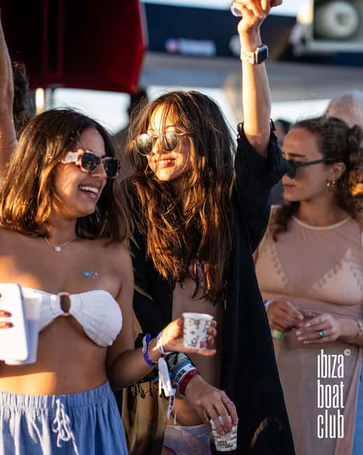Image N°47 de Ibiza : Brunch sans fond à l'Ibiza Boat Club avec boissons et DJ activité à Ibiza (ville), publiée par le prestataire