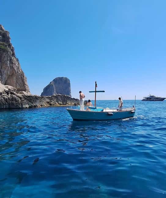 Immagine nº 2 di Capri: tour privato in barca di 3 ore con visita alla Grotta Azzurra attività a Matermania, caricata dal fornitore