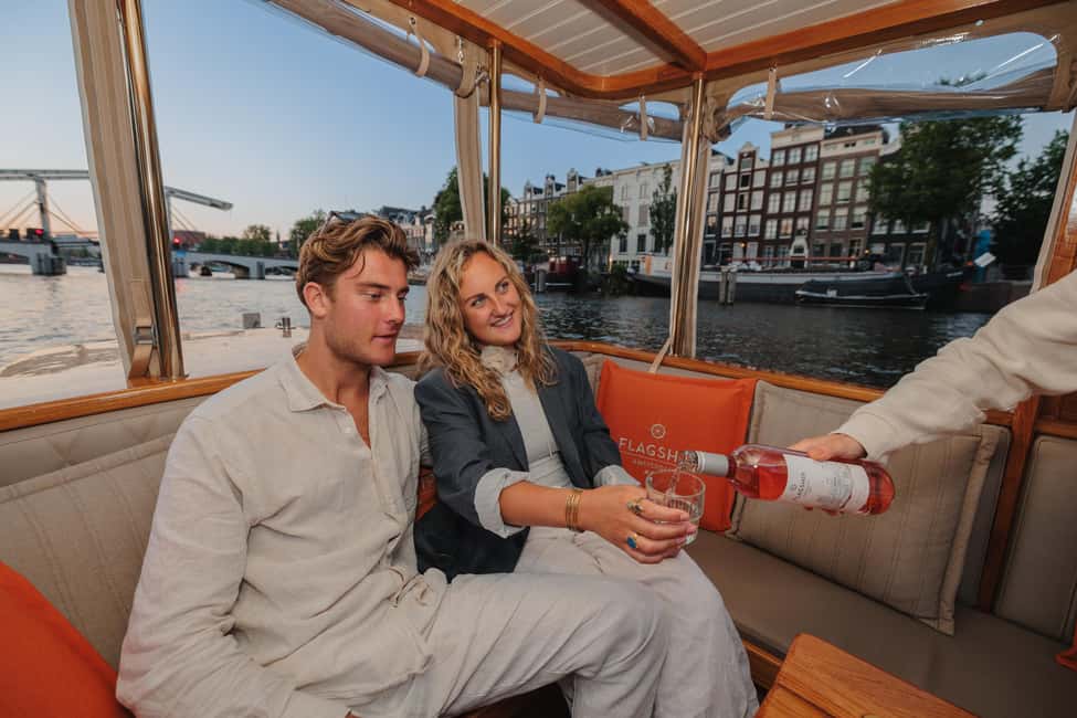 Image N°2 de Amsterdam : Croisière sur les canaux en soirée avec bar (ouvert) à bord activité à Amsterdam, publiée par le prestataire