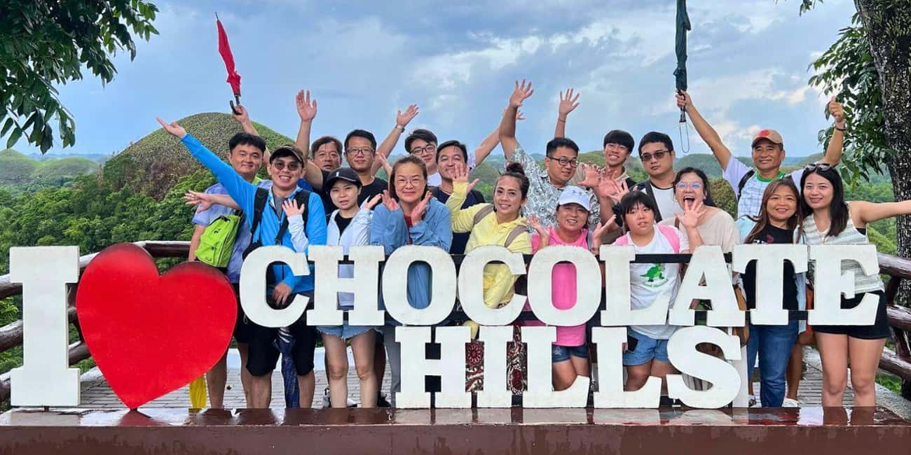imagem n.1 de Bohol: Excursão partilhada pelas colinas de chocolate, társios e rio Loboc atividade em Cidade de Tagbilaran, carregada pelo fornecedor