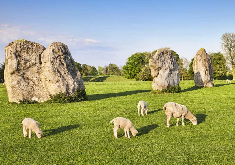 imagem n.2 de De Bath: Excursão de um dia a Stonehenge e Cotswolds com entrada atividade em Lacock, carregada pelo fornecedor