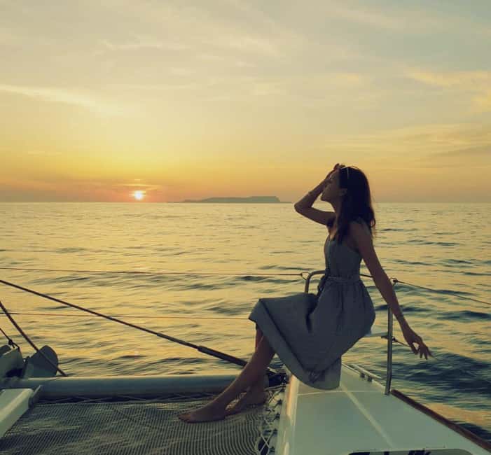 Immagine nº 5 di Rethymno: Crociera in catamarano al tramonto con vino e snack attività a Rethymno, caricata dal fornitore
