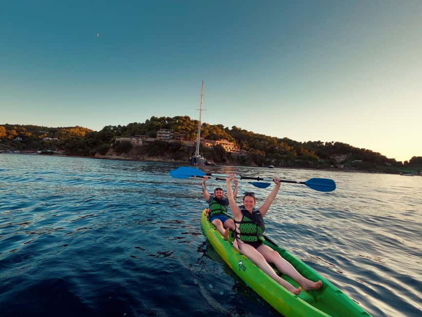 imagen n.º 9 de Skiathos: Excursión guiada en kayak de mar con parada para nadar actividad en Ciudad de Skiathos, subida por el proveedor