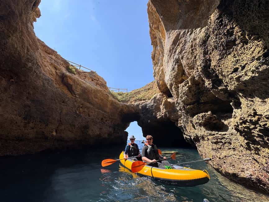 imagem n.3 de Benagil: Passeio de caiaque guiado por cavernas, enseadas e praias secretas atividade em Benagil, carregada pelo fornecedor