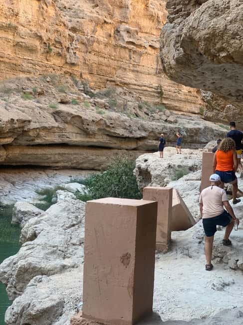 Immagine nº 17 di Muscat: Tour privato di Wadi Shab e Bimmah Sinkhole con pranzo attività a Regione al-Sharqiyya, caricata dal fornitore