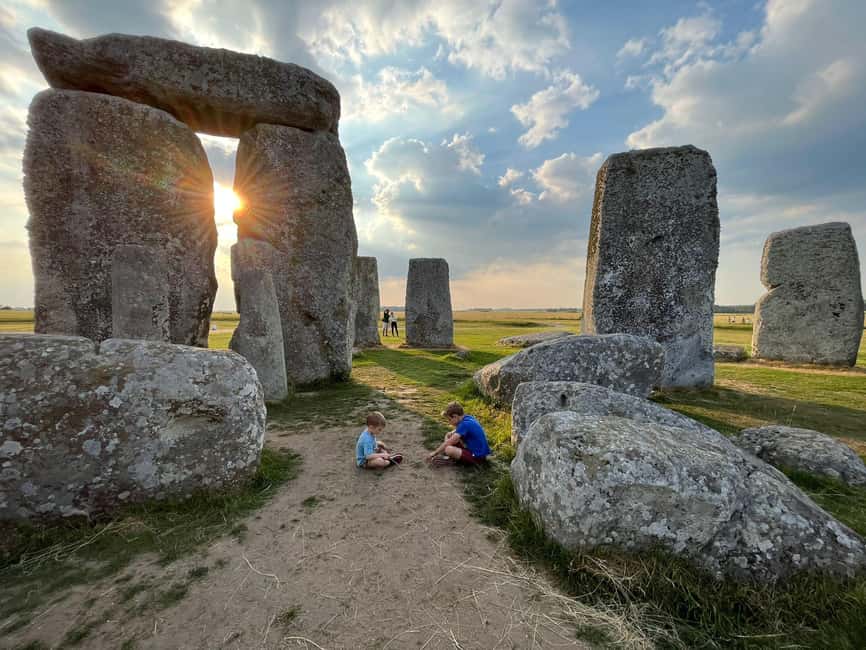imagem n.1 de Stonehenge Tour particular ao pôr do sol com Lacock e Bath atividade em Amesbury, carregada pelo fornecedor