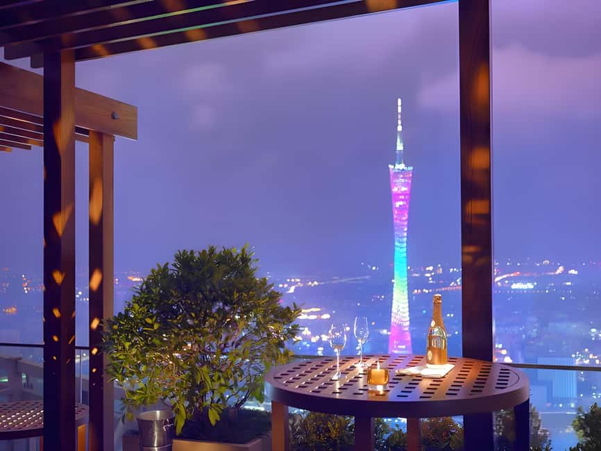 Image N°2 de GuangZhou : 70 Floor RoofTop openair Bar, coucher de soleil et spectacle de lumière activité à Chine du Sud-Est, publiée par le prestataire