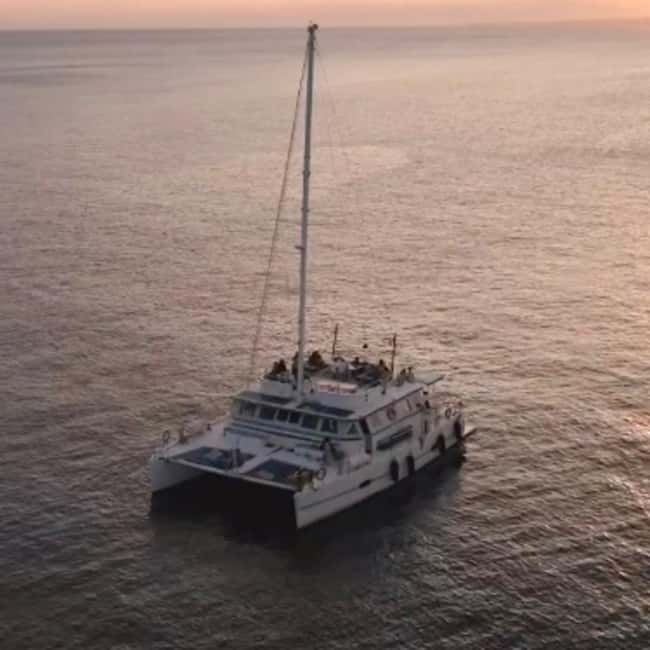 imagen n.º 8 de Marsella: crucero en catamarán al atardecer, bufé y bebidas actividad en Marsella, subida por el proveedor