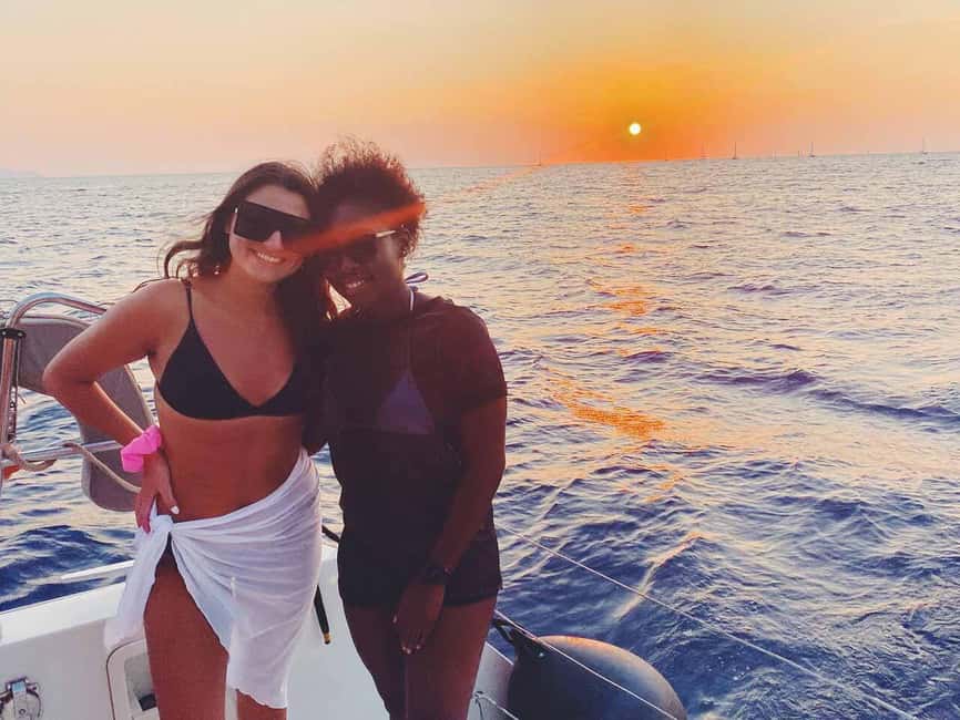 imagem n.9 de Santorini: Cruzeiro ao pôr do sol com jantar grego e transfer atividade em Cíclades, carregada pelo fornecedor