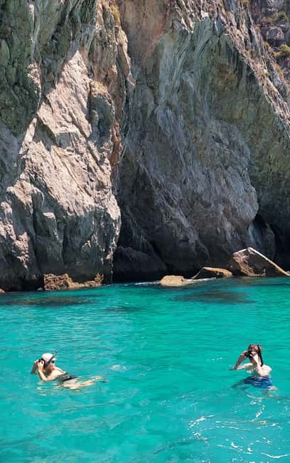 imagem n.23 de Sesimbra: Passeio de barco pelas baías e praias secretas com snorkeling atividade em Distrito de Lisboa, carregada pelo fornecedor