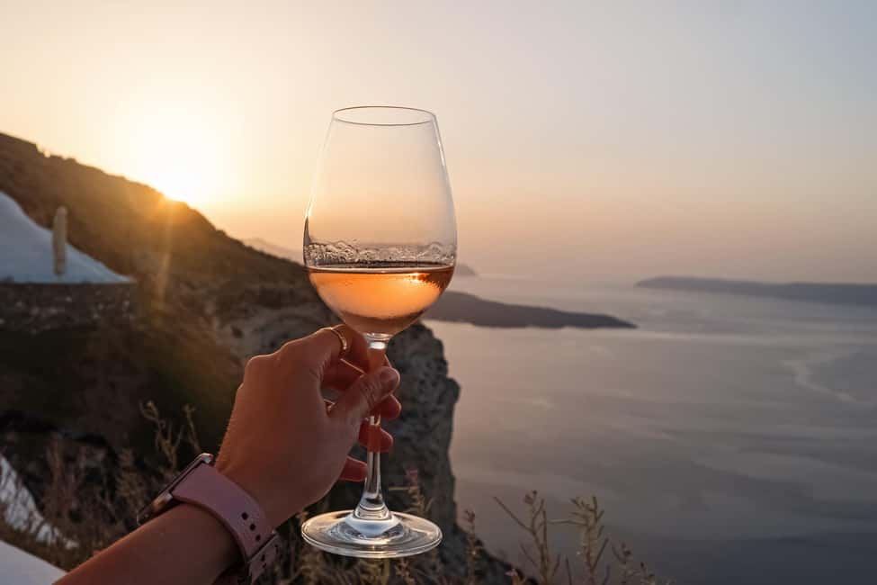 imagem n.17 de Santorini: Excursão a pé ao pôr do sol com comidas e bebidas locais atividade em Cíclades, carregada pelo fornecedor