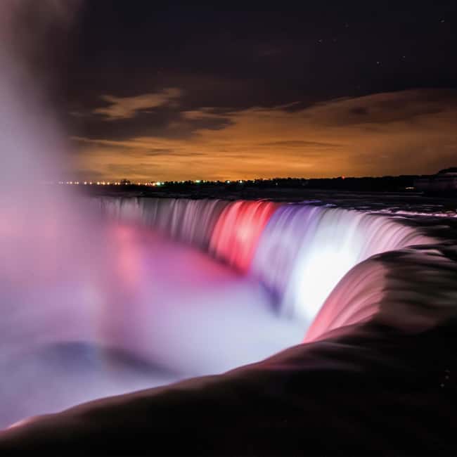 Obraz nr 2 z atrakcji Wodospady Niagara, USA: Nocna atrakcja z fajerwerkami w Wodospad Niagara w USA, przesłany przez organizatora