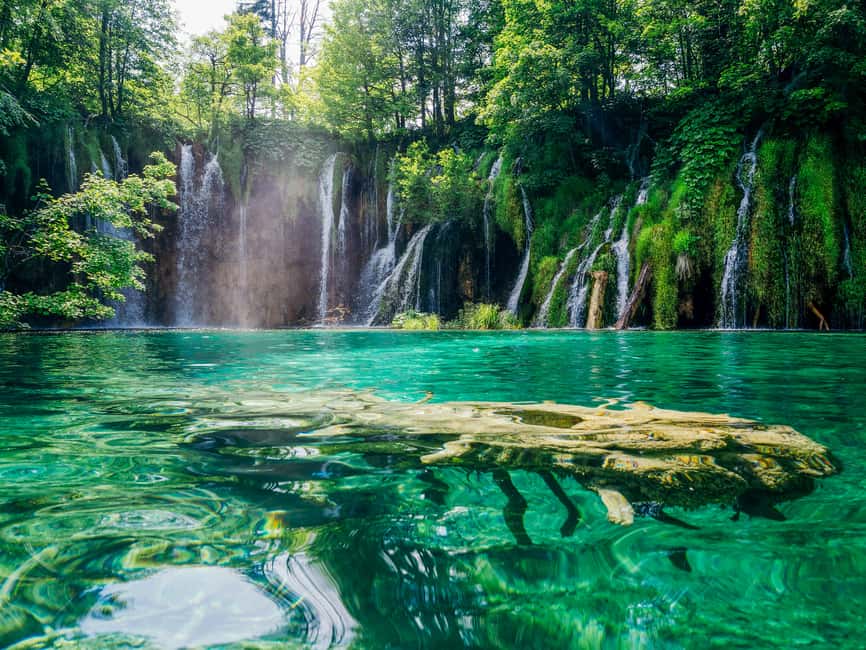 afbeelding n.6 van Vanuit Zagreb: Dagtrip Plitvice & Rastoke met gids en ticket activiteit in Slunj, geüpload door aanbieder