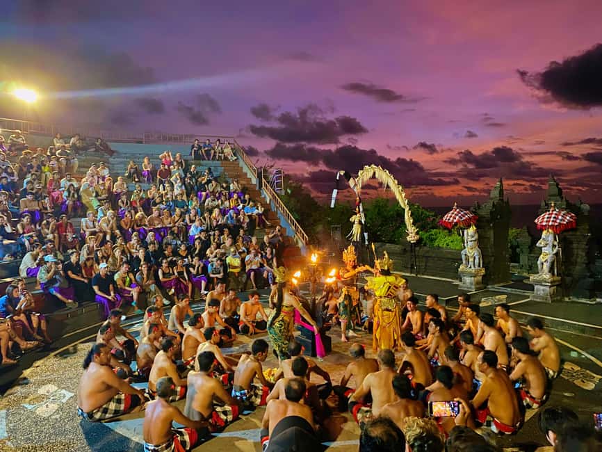 imagem n.2 de Bali: Passeio pela praia e pelo templo ao pôr do sol com show de dança do fogo atividade em Bali, carregada pelo fornecedor