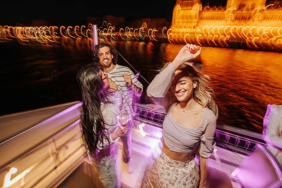 Immagine nº 13 di Budapest: crociera Lotus con bevande premium illimitate attività a Budapest, caricata dal fornitore