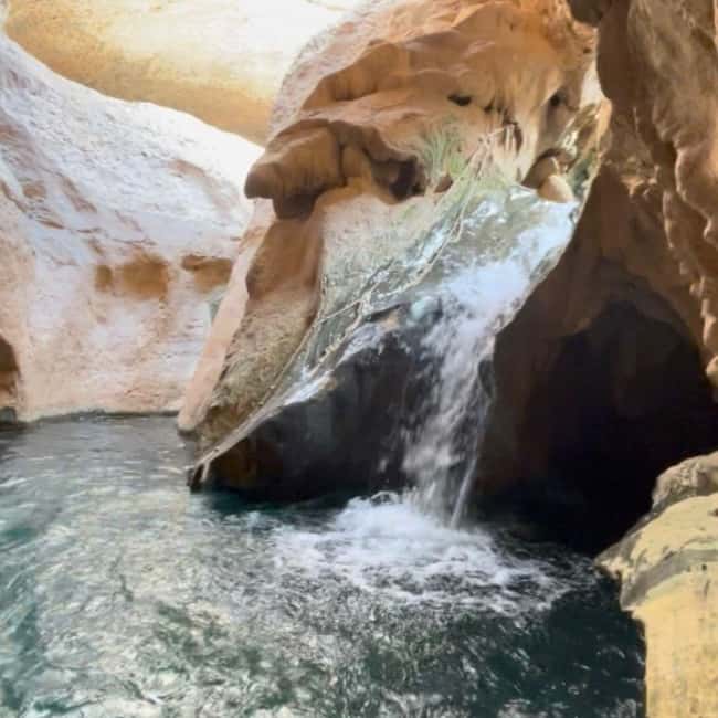 Immagine nº 6 di Muscat: escursione di un'intera giornata a Wadi Shab, grotta romantica e sinkhole attività a Regione al-Sharqiyya, caricata dal fornitore