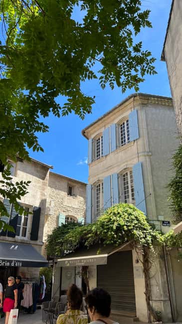 imagem n.10 de Avignon: excursão de meio dia à Pont du Gard, Saint Remy e Les Baux atividade em Nimes, carregada pelo fornecedor