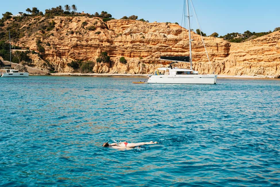 imagem n.3 de De Ibiza: Passeio à vela até Formentera com paragens na praia atividade em Ilhas Baleares, carregada pelo fornecedor