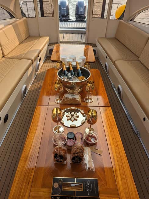 Image N°12 de Paris : Croisière privée au coucher du soleil avec apéritif et prise en charge des passagers activité à Paris, publiée par le prestataire