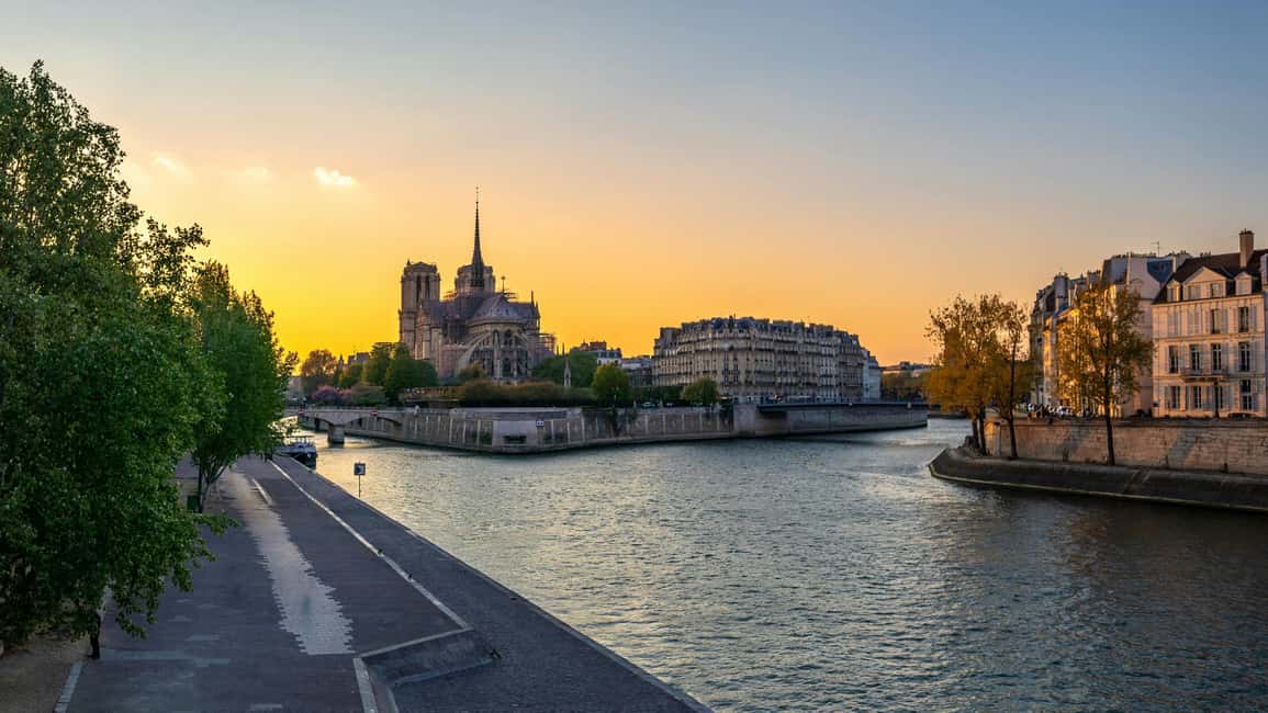 image n.6 of Notre-Dame Tour with Host or AudioGuide + Optional Cruise activity in Paris, uploaded by supplier