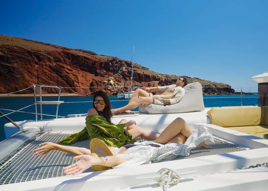 imagem n.4 de Cruzeiro Santorini Gold Catamaran com snorkel, churrasco e bar aberto atividade em Vlichada, carregada pelo fornecedor