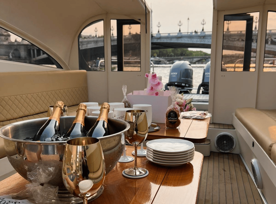 Image N°11 de Paris : Croisière privée au coucher du soleil avec apéritif et prise en charge des passagers activité à Paris, publiée par le prestataire