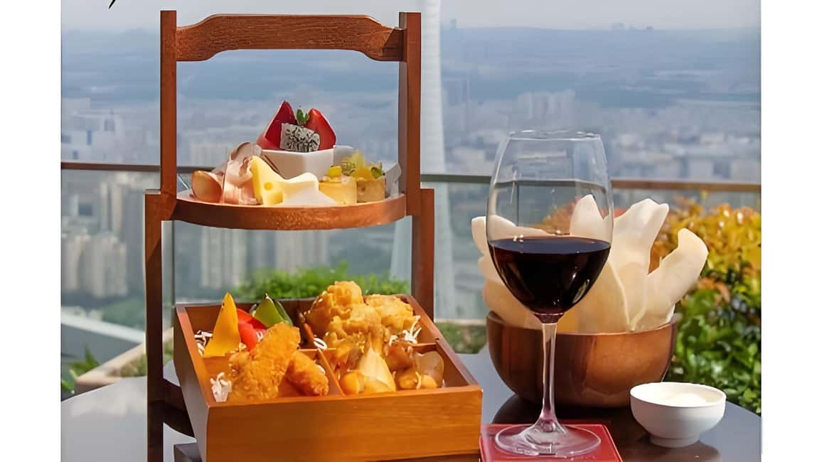 Image N°6 de GuangZhou : 70 Floor RoofTop openair Bar, coucher de soleil et spectacle de lumière activité à Chine du Sud-Est, publiée par le prestataire
