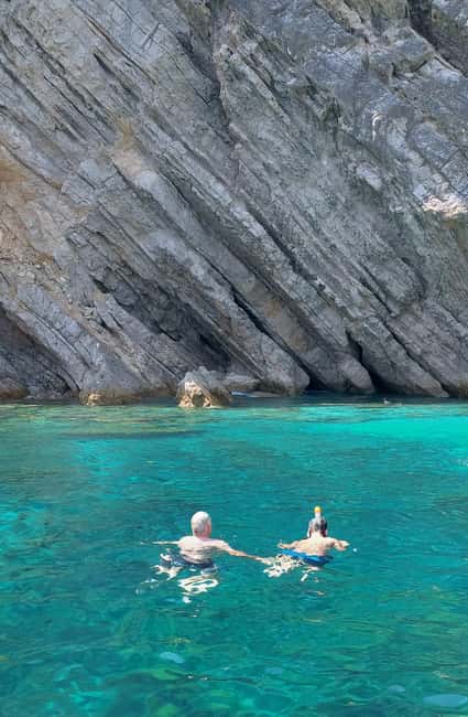 imagem n.22 de Sesimbra: Passeio de barco pelas baías e praias secretas com snorkeling atividade em Distrito de Lisboa, carregada pelo fornecedor