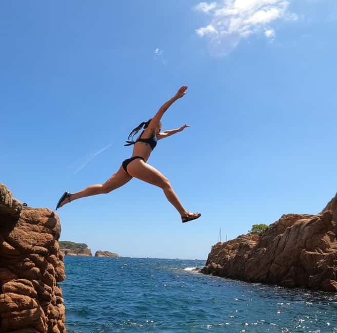 imagem n.4 de De Barcelona: excursão de caiaque e snorkel na Costa Brava com almoço atividade em Barcelona, carregada pelo fornecedor