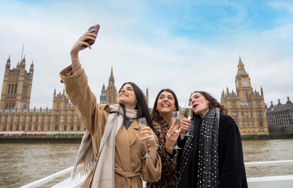 Image N°2 de Londres : Croisière nocturne sur la Tamise avec bulles et canapés activité à Royaume-Uni, publiée par le prestataire
