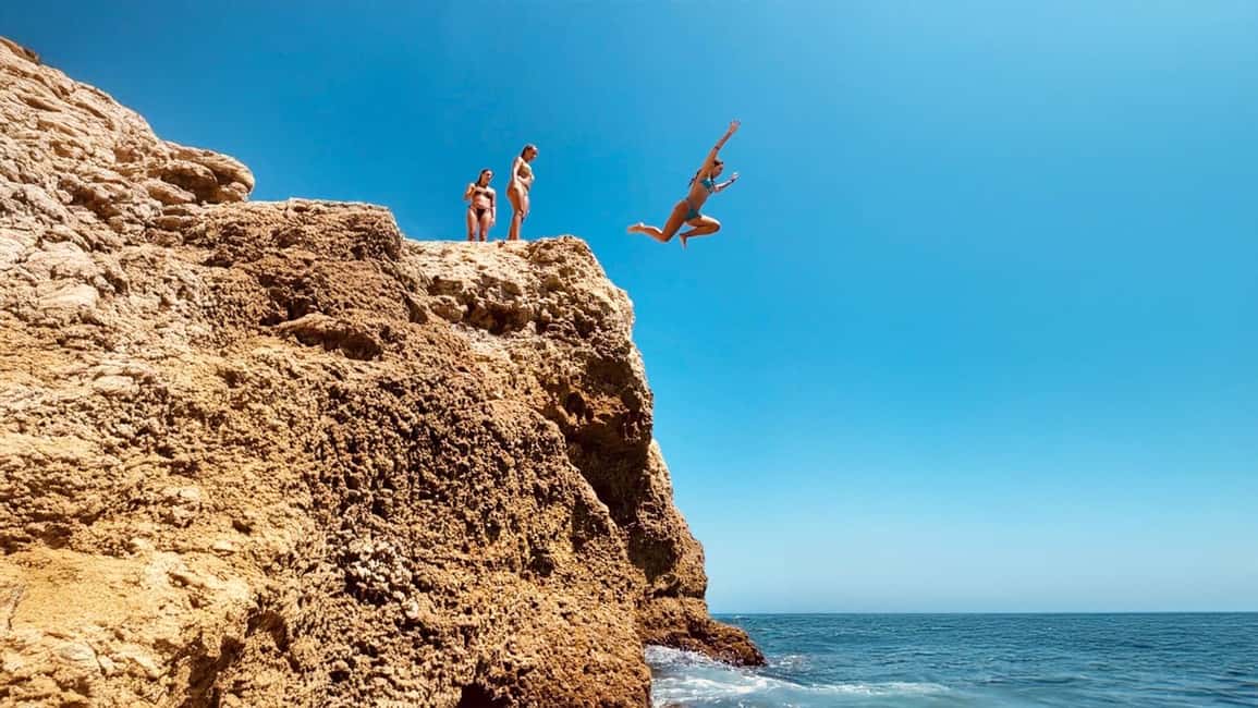 afbeelding n.2 van Vanuit Faro: Benagil, Marinha Beach, Algar Seco, 7 Valleys... activiteit in Praia do Carvoeiro, geüpload door aanbieder