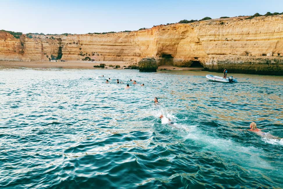 afbeelding n.5 van Vanuit Albufeira: Sunset Cruise en Strand BBQ met Open Bar activiteit in Olhos de Água, geüpload door aanbieder