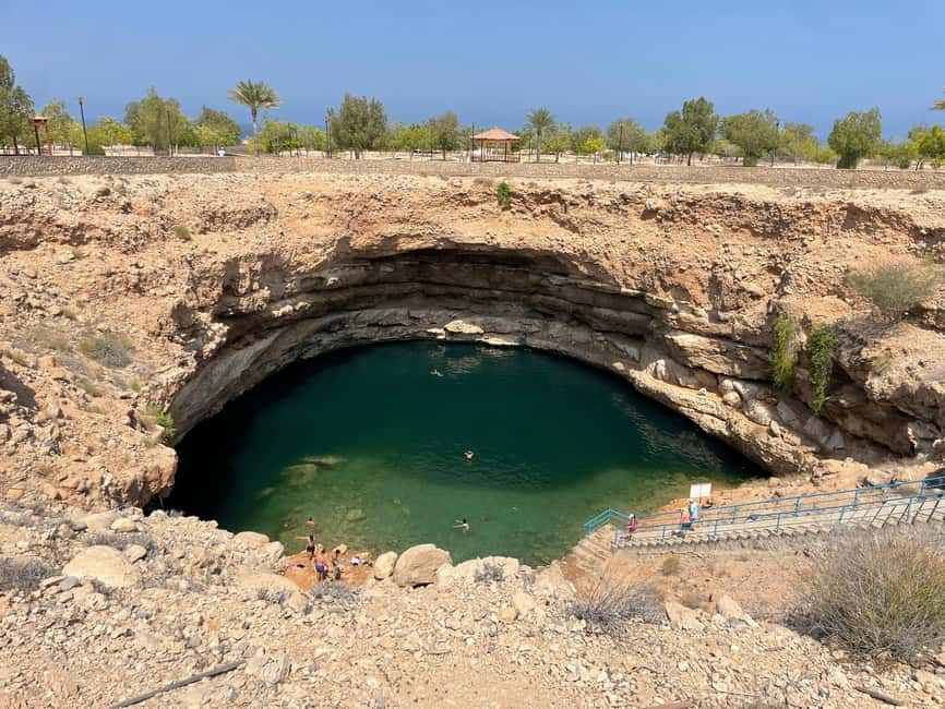 Immagine nº 13 di Muscat: Tour privato di Wadi Shab e Bimmah Sinkhole con pranzo attività a Regione al-Sharqiyya, caricata dal fornitore