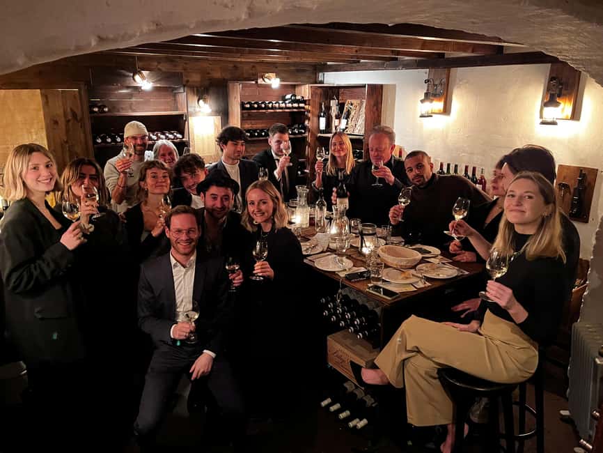 imagem n.1 de Colónia-Nippes: Prova de vinhos gourmet com prato de queijos atividade em Colônia, Alemanha, carregada pelo fornecedor