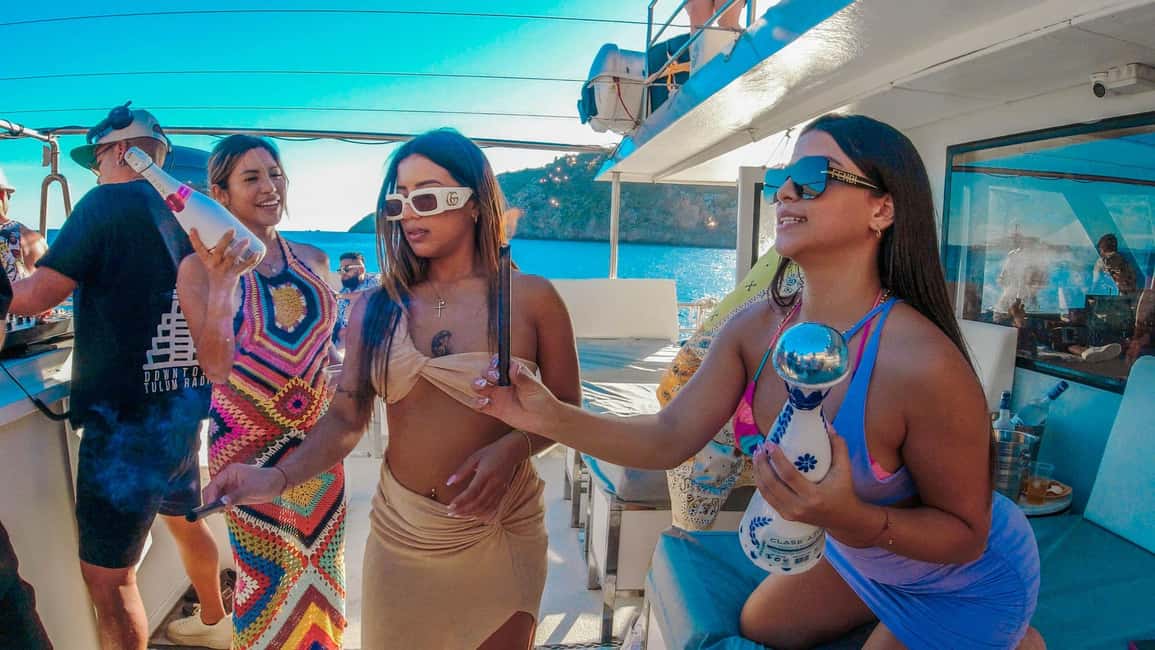 Image N°8 de Ibiza : Soirée VIP sur un catamaran avec Open Bar Premium, Paella et Ticket Club activité à Ibiza (ville), publiée par le prestataire